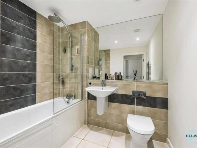 Apartment for rent in Cat Hill, England