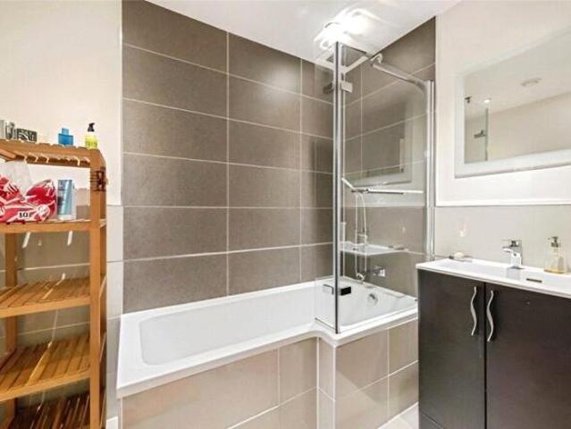 Apartment for rent in Cat Hill, England