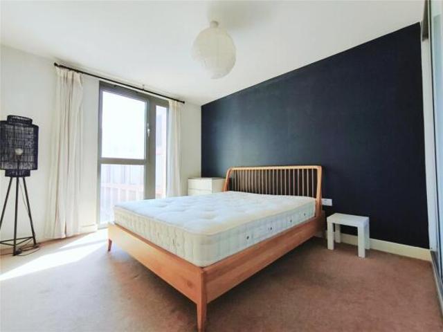 Apartment for rent in Waterside Park, Silvertown