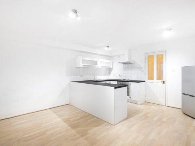 Apartment for rent in Cat Hill, England
