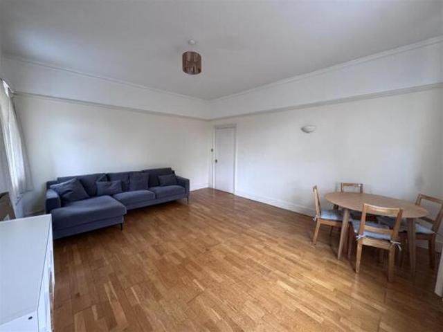 Apartment for rent in Oakleigh Park, Greater London