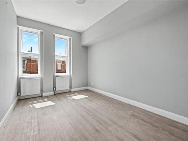 Apartment for rent in Elm Park, Greater London