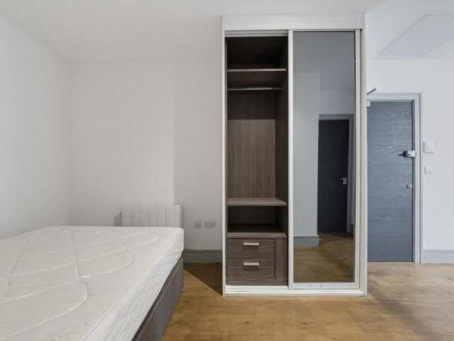 Apartment for rent in Cat Hill, England