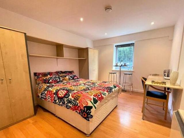 House for rent in Follaton, Strode
