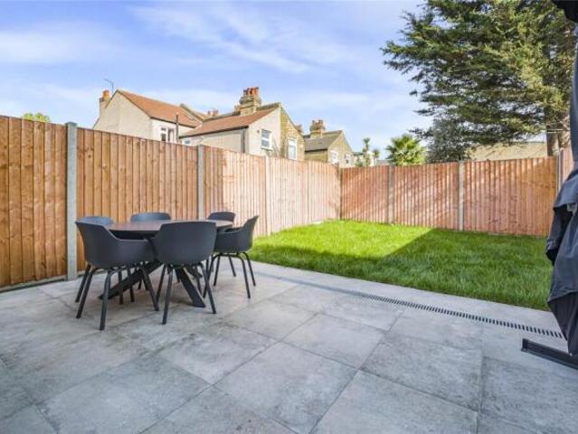 Apartment for rent in Cat Hill, England