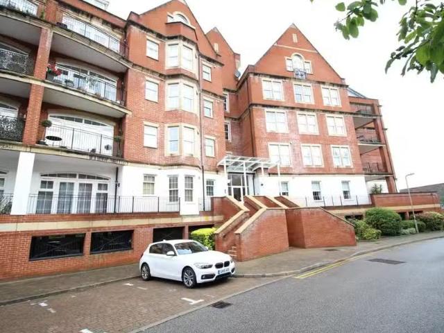 Apartment for rent in The Galleries, Navestock Side