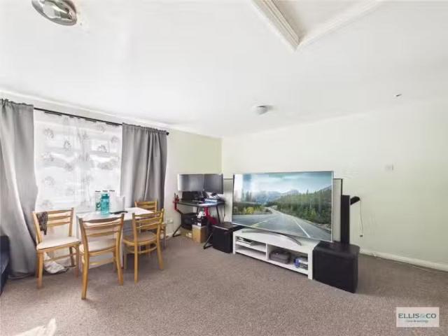 Apartment for rent in Burnt Oak, Greater London