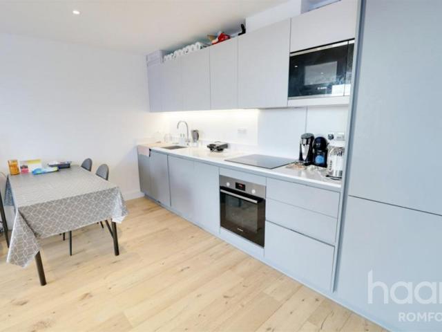 Apartment for rent in Rush Green, Greater London