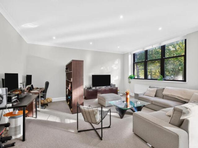 Apartment for rent in Cat Hill, England