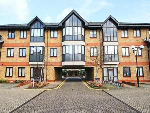 House for rent in Row Town, Surrey