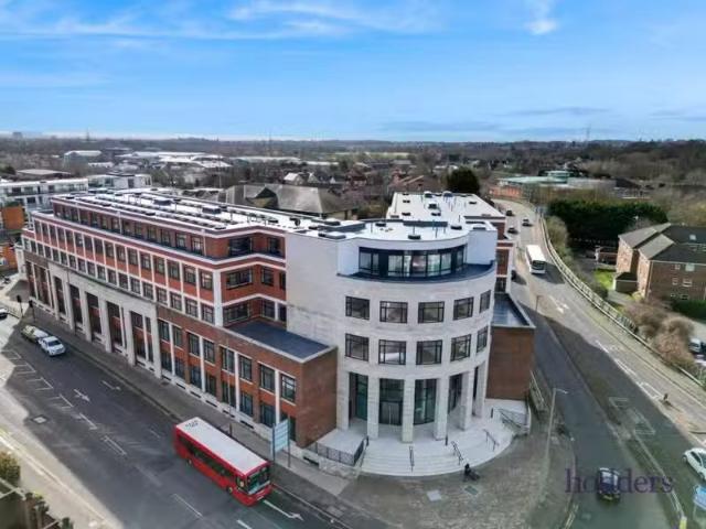 Apartment for rent in Row Town, Surrey