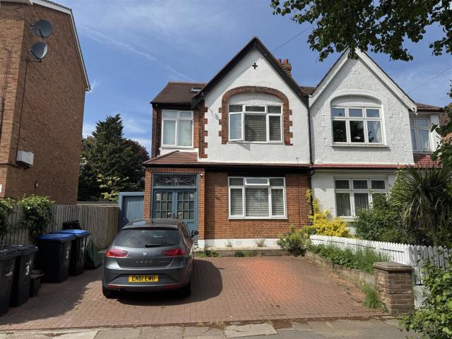 Apartment for rent in New Southgate, Greater London