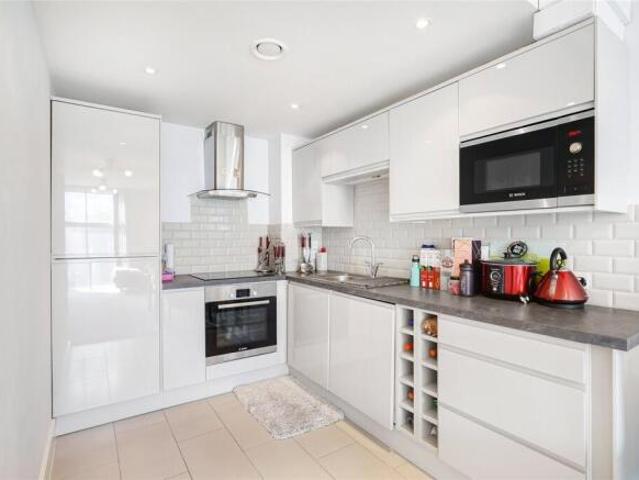 Apartment for rent in Cat Hill, England