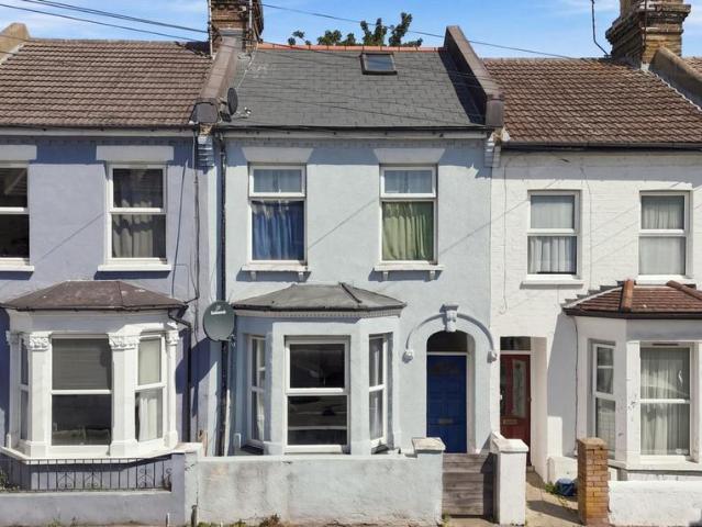 Flat for sale in Southend City Centre Neighbourhood, Alton Barnes