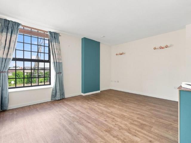 Flat for sale in Canning Town, Greater London