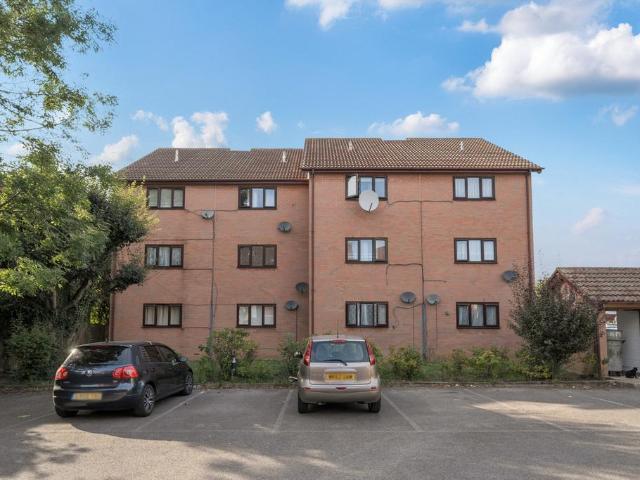 Flat for sale in London Borough of Ealing, Greater London