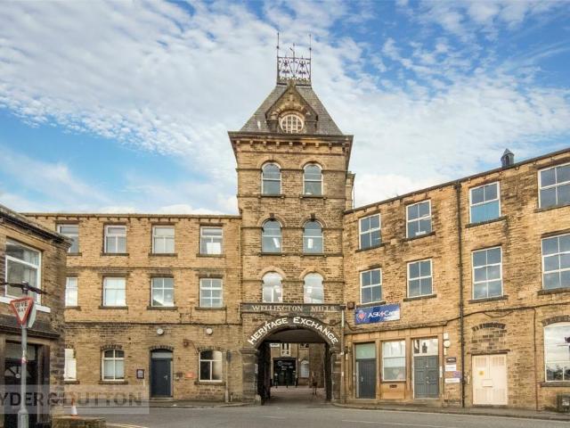 Flat for sale in Lindley, West Yorkshire