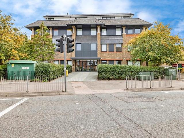 Flat for sale in Connaught Park, Bushey
