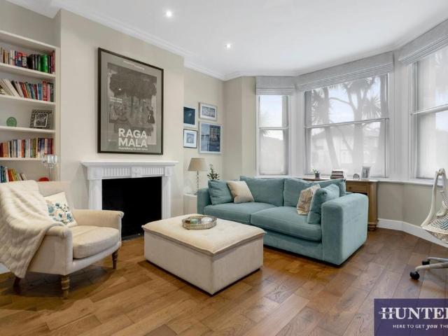 Flat for sale in West Hampstead, Greater London