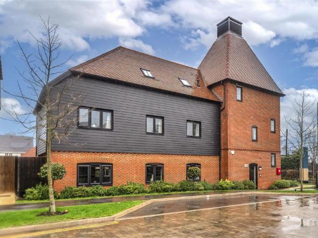 Flat for sale in Sandown Park, Kent