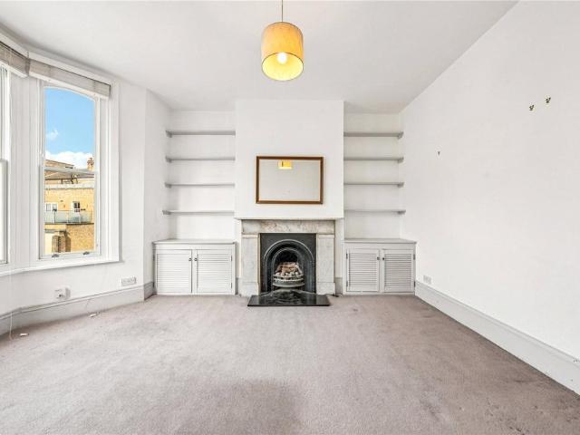 Flat for sale in Clapham Junction, Greater London