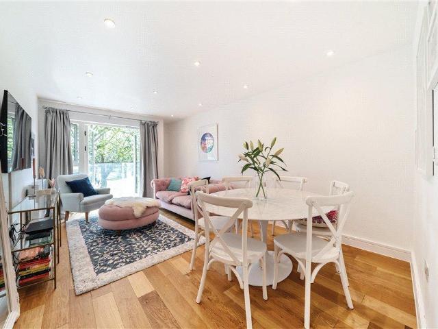 Flat for sale in Clapham, Greater London