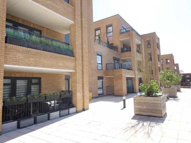 Flat for sale in Hackbridge, Greater London