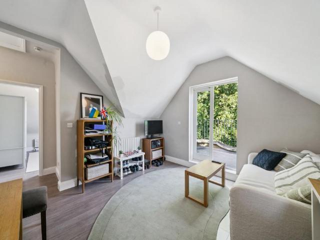 Flat for sale in Balham, Greater London