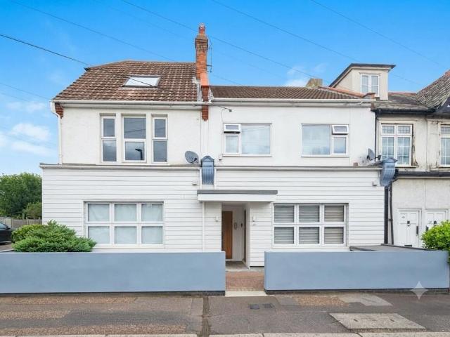 Flat for sale in Alton Barnes, Essex