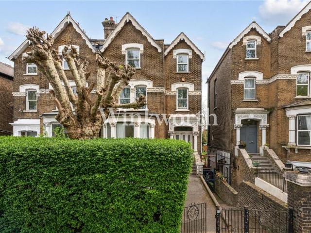 Flat for sale in Harringay, Greater London
