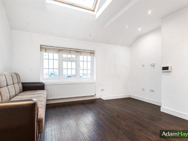 Flat for sale in North Finchley, Greater London