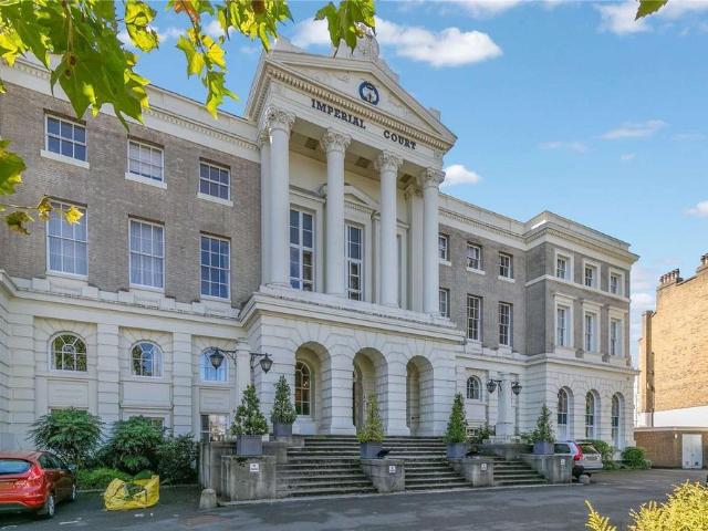 Flat for sale in Kennington, Greater London