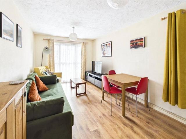 Flat for sale in Tulse Hill, Greater London