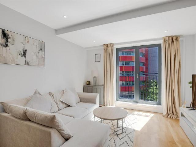 Flat for sale in Canning Town, Greater London