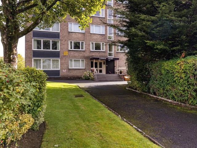 Flat for sale in Bearsden, Scotland