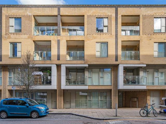 Flat for sale in Arbury, Cambridgeshire