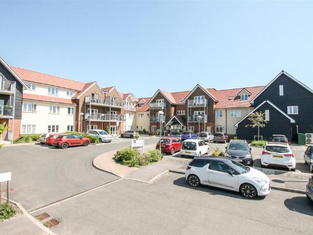 Flat for sale in Hart, Hampshire