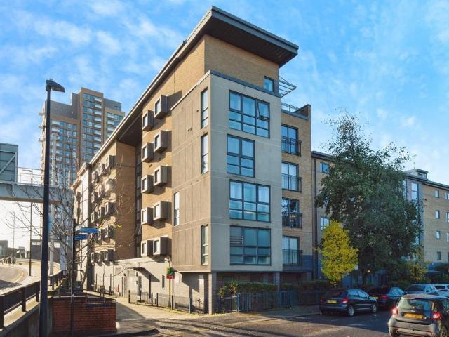 Flat for sale in Bromley-by-Bow, Bow