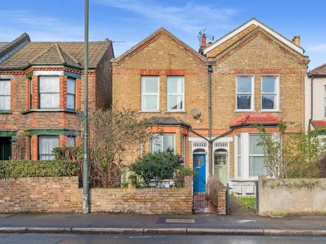 Flat for sale in London Borough of Merton, South Wimbledon