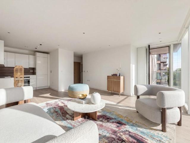 Flat for sale in Woodberry Down, Stamford Hill