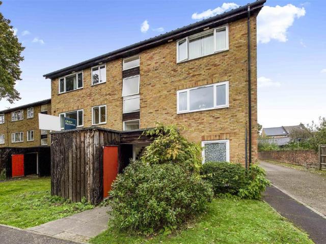 Flat for sale in London Borough of Richmond upon Thames, Greater London