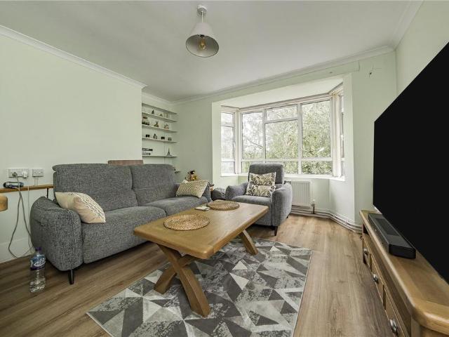 Flat for sale in Roehampton, Greater London