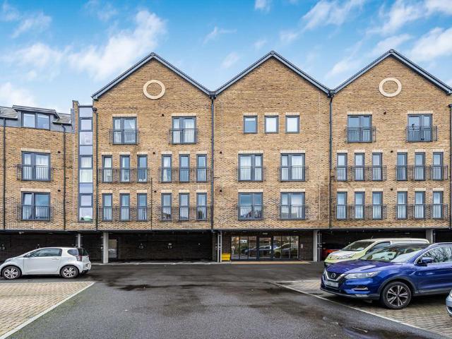 Flat for sale in Cowley, Greater London