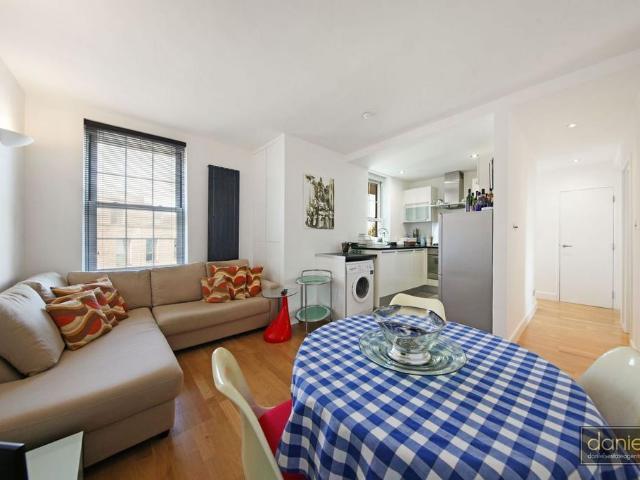 Flat for sale in North Kensington, Greater London