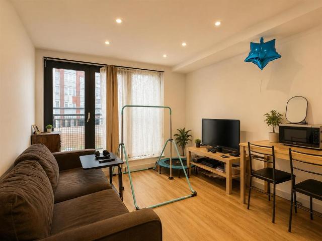Flat for sale in Gants Hill, Greater London