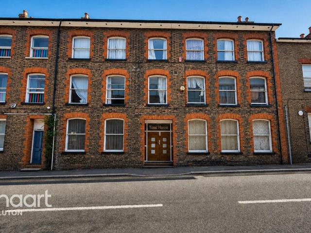 Flat for sale in Spring Park, Luton