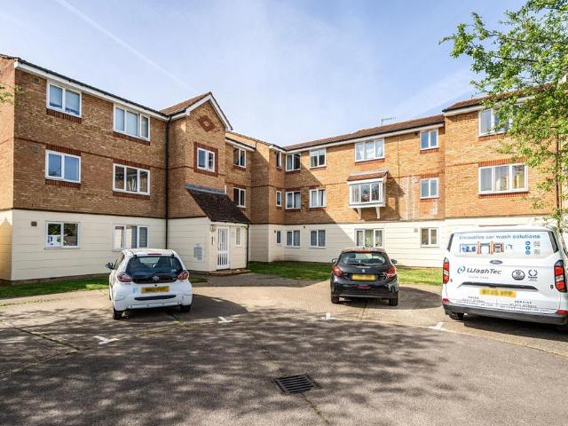 Flat for sale in Hackbridge, Greater London