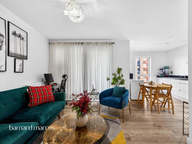 Flat for sale in London Borough of Hounslow, Greater London