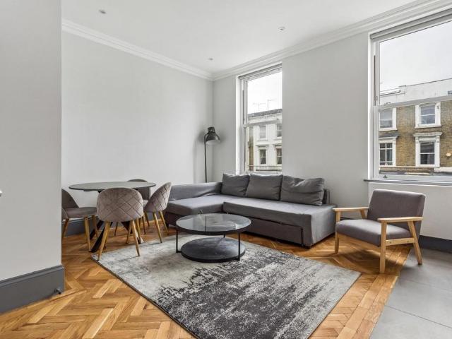 Flat for sale in West Kensington, Greater London