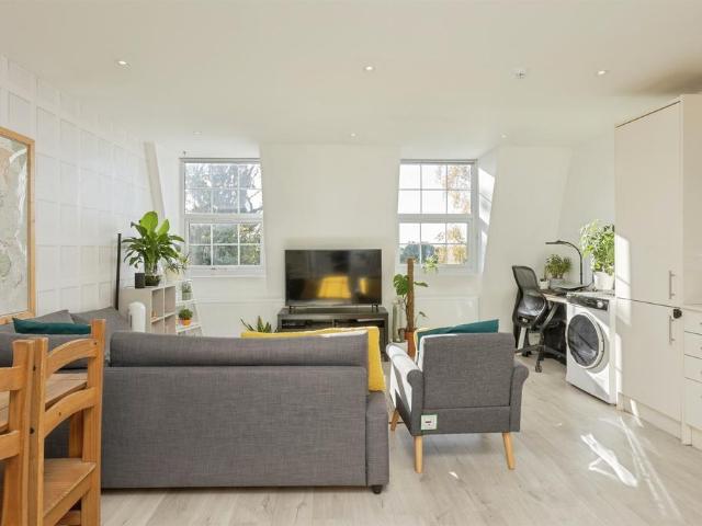 Flat for sale in Southborough, Sandown Park